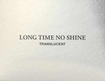 Lancôme Long Time No Shine Puder sypki matujący transparentny, srebrzyste opakowanie z tekstem, widok z przodu.