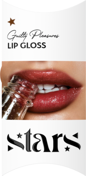 Guilty Pleasures Lip Gloss: zbliżenie na lśniące, brązowo-czerwone usta z buteleczką, logo Stars, białe tło.