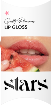 Guilty Pleasures Lip Gloss: Zbliżenie na lśniące, pełne usta z różowym błyszczykiem, kobieta gryzie arbuza.