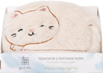 MOMO WAY termofor biały kot z pestkami wiśni, pluszowa poduszka grzewcza w opakowaniu, widok z przodu.