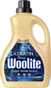 Woolite Perfume Edition Darks Denim Black z keratyną, płyn do prania w złotej butelce, widok z przodu.
