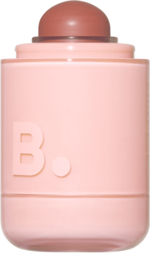 Kompaktowy róż w sztyfcie z literą B., w pudrowo-różowym opakowaniu z brązowym aplikatorem, widok z przodu.