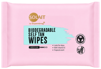 Różowe opakowanie chusteczek samoopalających Solait Medium, widok z przodu, z napisami 'Biodegradable Self Tan Wipes'.