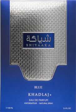 Granatowe pudełko perfum Khadlaj Shiyaaka Blue, błyszczący srebrny panel z wytłoczonym wzorem, widok z przodu.