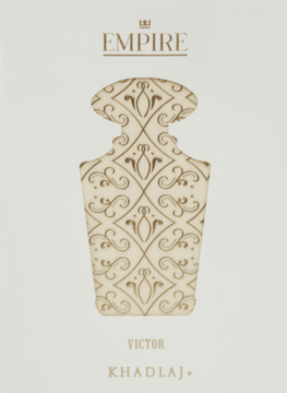 Perfumy EMPIRE VICTOR KHADLAJ+ w białej karcie z wytłoczonym, ozdobnym flakonem i złotymi wzorami.