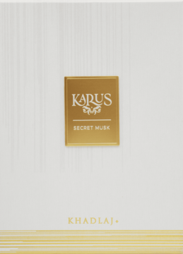 Białe opakowanie perfum KARUS Secret Musk z złotą etykietą i napisem KHADLAJ+, widok z przodu.