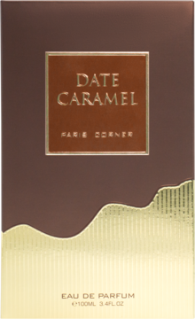 Brązowe pudełko perfum Date Caramel Parie Corner, ze złotym napisem i falistym wzorem u dołu, widok z przodu.