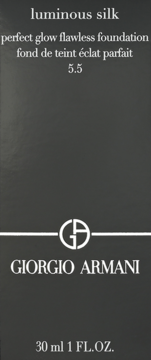Podkład Giorgio Armani Luminous Silk 5.5, ciemnoszare opakowanie z białymi napisami, widok z przodu.