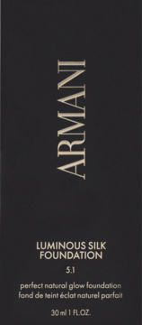Przednie opakowanie Armani Luminous Silk Foundation 5.1, czarna butelka z pionowym złotym logo ARMANI.
