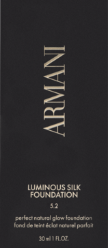 Ciemne pudełko Armani Luminous Silk Foundation 5.2, złoty napis ARMANI pionowo, opis produktu pod spodem.