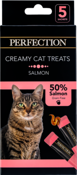 Czarne pudełko Perfection Creamy Cat Treats Salmon, z wizerunkiem kota, 5 saszetek, 50% łososia, bez zbóż.