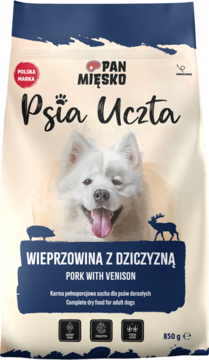 Karma sucha Pan Mięsko Psia Uczta Wieprzowina z Dziczyzną, 850g. Biały pies na beżowej torbie, widok z przodu.