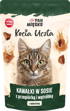 Zielona torebka karmy mokrej Pan Mięsko Kocia Uczta, kawałki w sosie z przepiórką i wątróbką, z kotem na froncie.