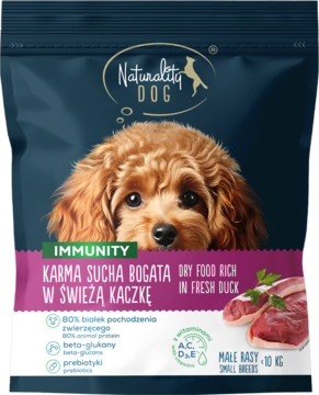 Granatowa torba Naturality DOG Immunity sucha karma dla małych ras, z uroczym brązowym psem i świeżą kaczką.