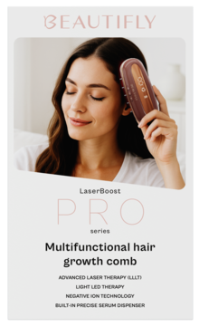 Kobieta używa różowo-złotej szczotki Beautifly LaserBoost PRO na skórze głowy, by stymulować wzrost włosów.