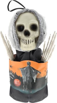 Wiszący szkielet Halloween w opakowaniu. Biała czaszka z gazą, czarny materiał, szkieletowe ramiona, etykieta z duchem.