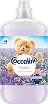 Fioletowa butelka płynu Coccolino Fresh Lavender Mist, z przodu miś w lawendowym polu, napis 74 prania.