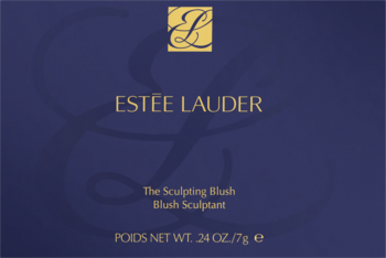 Granatowe opakowanie Estée Lauder The Sculpting Blush z białymi napisami i złotym logo L, widok z przodu.