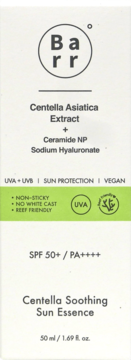 Białe opakowanie Barr Centella Soothing Sun Essence SPF 50+ PA++++, z Centella Asiatica i ceramidami, widok z przodu.