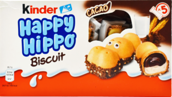 Biało-czerwone opakowanie Kinder Happy Hippo Cacao z widokiem na 5 kruchych wafelków w kształcie hipopotamów, wypełnionych mleczno-kakaowym kremem.