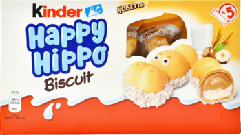 Biało-pomarańczowe opakowanie Kinder Happy Hippo Biscuit z wizerunkiem wafelków-hipopotamów i kremem orzechowo-mlecznym.