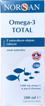 Białe pudełko NORSAN Omega-3 TOTAL, 200 ml, z rybami i info o 2.000 mg omega-3 z oleju rybnego. Widok z przodu.