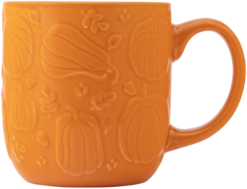 Pomarańczowy ceramiczny kubek z wytłoczonym jesiennym motywem dyni i liści, widok z przodu pod kątem.