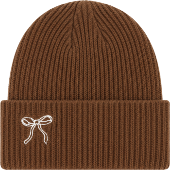 Brązowa czapka zimowa typu beanie, prążkowana, z białym haftem kokardki z przodu, widok od przodu.
