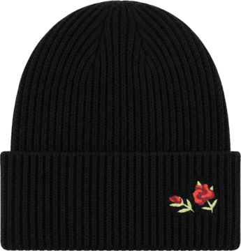 Czarna prążkowana czapka beanie z haftowanymi czerwonymi różami na dole po prawej stronie, widok z przodu.