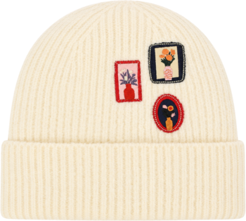 Czapka beanie w kolorze ecru, prążkowana, z czterema kolorowymi haftowanymi naszywkami z motywami kwiatowymi.