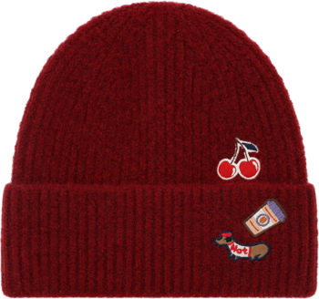 Czerwona, prążkowana czapka beanie z wywiniętym brzegiem, zdobiona haftami wiśni, jamnika i kubka kawy.