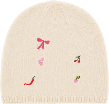 Jasnokremowa dzianinowa czapka beanie z kolorowymi haftami: kokarda, motyl, czereśnie, chili i kwiatek. Widok z przodu.