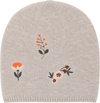 Jasnobeżowa dzianinowa czapka beanie z haftowanymi pomarańczowo-brązowymi kwiatami i jagodami, widok z przodu.