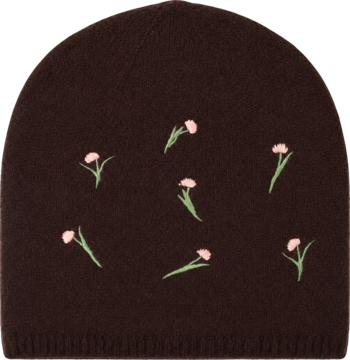 Brązowa czapka beanie z haftem różowych, drobnych kwiatów i zielonych łodyg, widok z przodu.