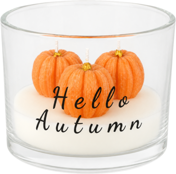Jesienna świeca w szklanym świeczniku, z trzema pomarańczowymi dyniami i napisem 'Hello Autumn'.
