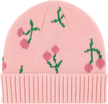 Różowa dzianinowa czapka beanie z wzorem w różowe wisienki i zielone łodygi, widok z przodu, ze ściągaczem.