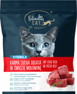 Granatowa karma sucha Naturality Sterile dla kotów, z wizerunkiem kota i świeżej wołowiny na opakowaniu.