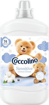 Biała butelka płynu Coccolino Sensitive Cotton Cloud z misiami, bawełną i napisem '74 WASHES', widok z przodu.