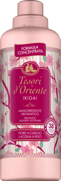 Tesori d'Oriente Ikigai skoncentrowany płyn do płukania tkanin, różowy, o zapachu kwiatów wiśni i ryżu, z przodu.