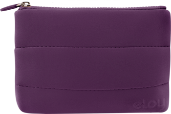 Kosmetyczka Plum Noir M, pikowana, w kolorze głębokiego fioletu, z zamkiem błyskawicznym. Widok z przodu.