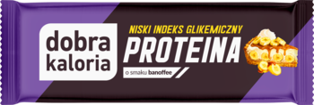 Ciemnofioletowy baton proteinowy Dobra Kaloria PROTEINA o smaku bananowym, z żółtym napisem niski indeks glikemiczny.
