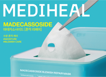 MEDIHEAL Madecassoside Blemish Repair Mask. Biała maska w płachcie wyciągana pęsetą z turkusowego opakowania.