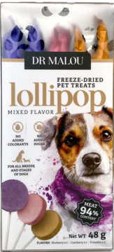 Dr Malou lizaki mięsne dla psa, liofilizowane, mix smaków (jagoda, żurawina, dynia), front z psem.