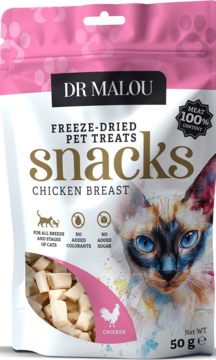 Dr Malou liofilizowane kostki z piersi kurczaka dla kota 50g. Różowo-biała torebka z kotem i mięsem.