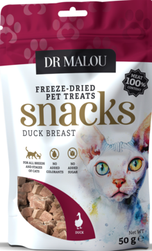 Dr Malou liofilizowane przysmaki DUCK BREAST 50g, biała torebka z kotem sfinksem i okienkiem z mięsem.