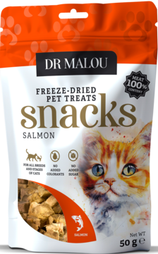 Dr Malou: frontalny widok biało-pomarańczowego opakowania liofilizowanych przysmaków z łososia dla kotów, 50g.