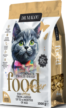 Biała torba liofilizowanej karmy Dr Malou Junior Kurczak dla kociąt, z szarym kotem w kokardzie, widok z przodu.