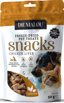 Front biało-złotej torebki Dr Malou, liofilizowane przysmaki z kurczaka dla psa i kota 50g, z psem i kotem.