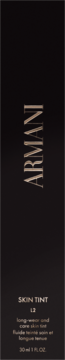 Ciemna butelka Armani Skin Tint L2, podkład długotrwały 30ml, z pionowym napisem Armani i złotymi detalami, widok z przodu.