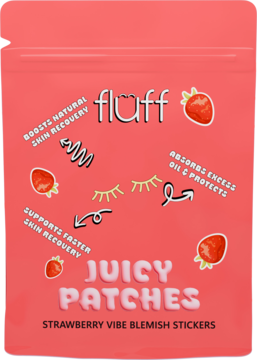 Różowa saszetka Fluff Juicy Patches Strawberry Vibe Blemish Stickers, z białymi napisami i grafikami truskawek. Widok z przodu.